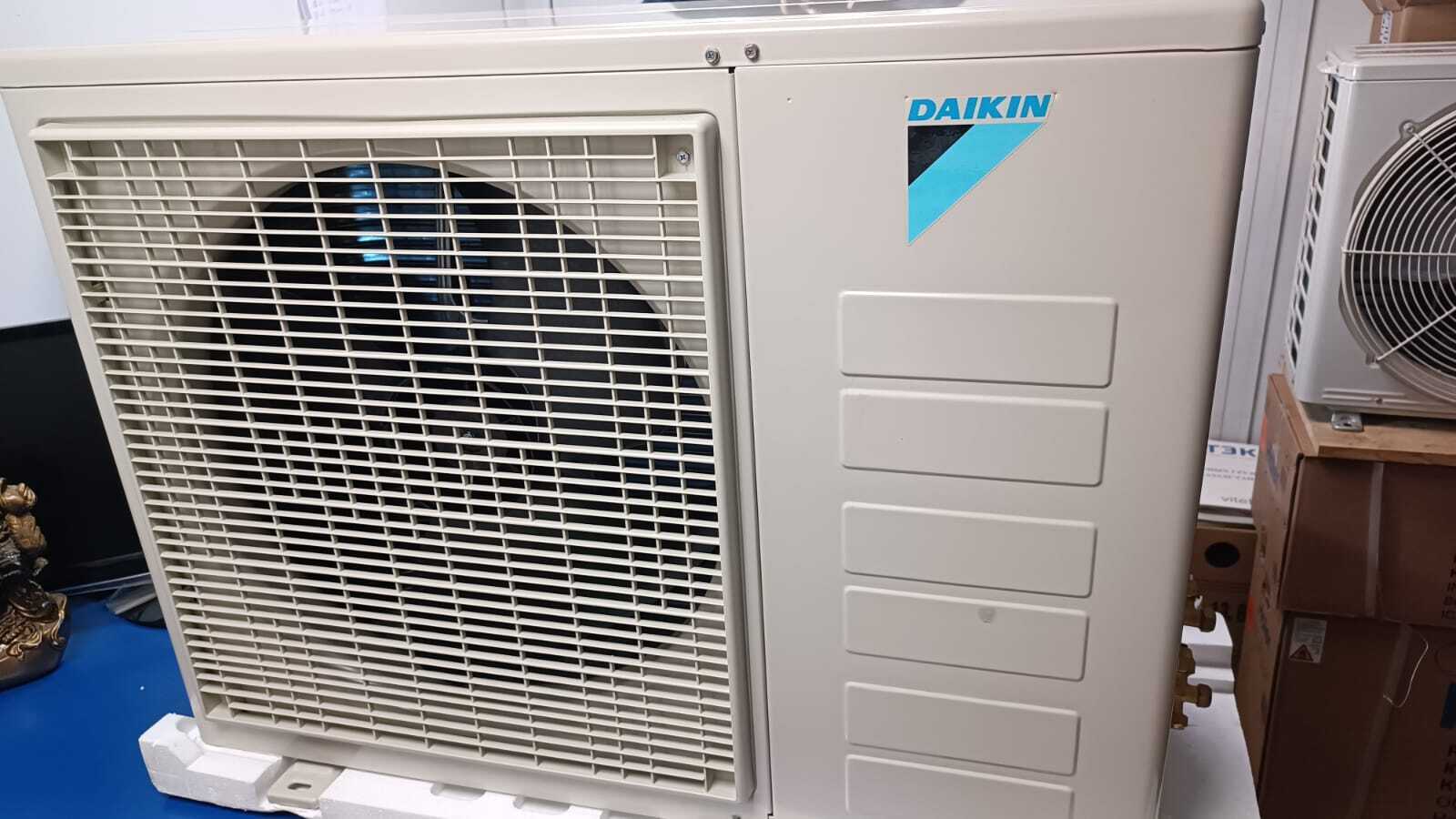 Унивирсальная холодильная Cплит-cиcтема Daikin FLQN50ЕXV ( Япония ) для Холодильной камеры от 25 до 50 куб +4°С +6°С